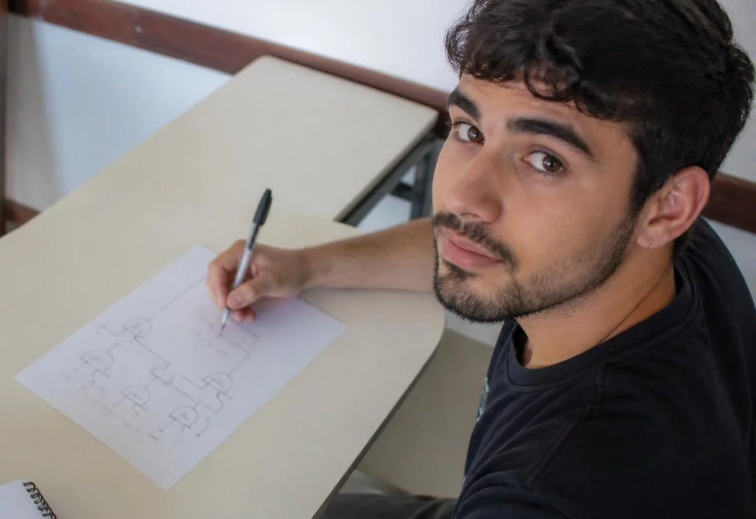 Colegas revendo no tablet as anotações do encontro anterior